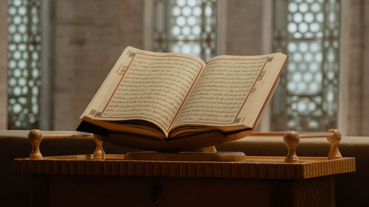 A Book Free of Aberration: An Examination of the Qurʾān as a Straightforward Book Free of All Aberration and Crookedness