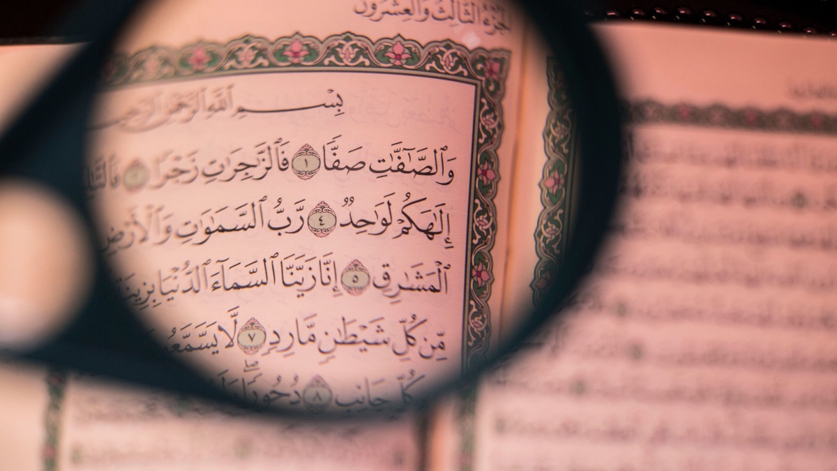 A Crystal Clear Book: An Examination of the Qurʾān as a Book with Perfect Clarity