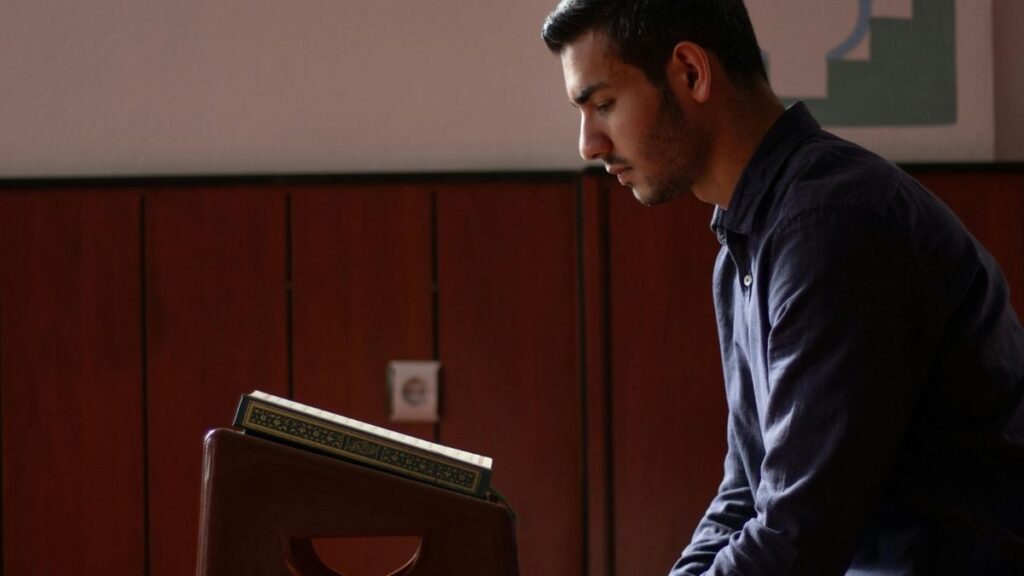 Inculcate good etiquettes, O students of Hadith!