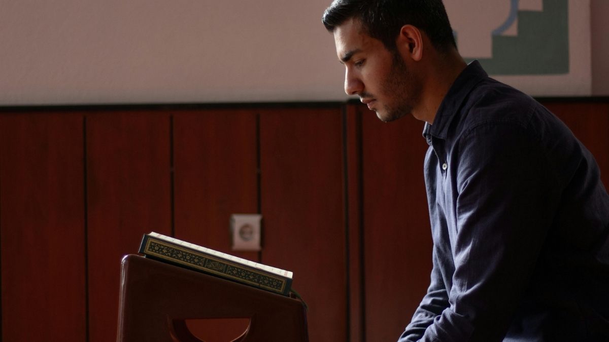 Inculcate good etiquettes, O students of Hadith!
